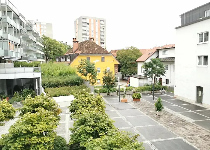 Centre With A Balcony And Free Parking リュブリャナ