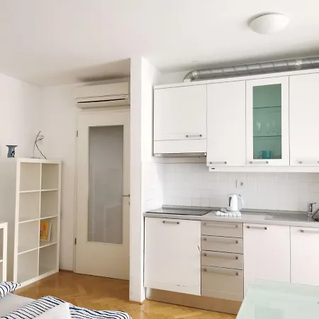 Centre With A Balcony And Free Parking 아파트 류블랴나