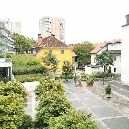 Centre With A Balcony And Free Parking ليوبليانا