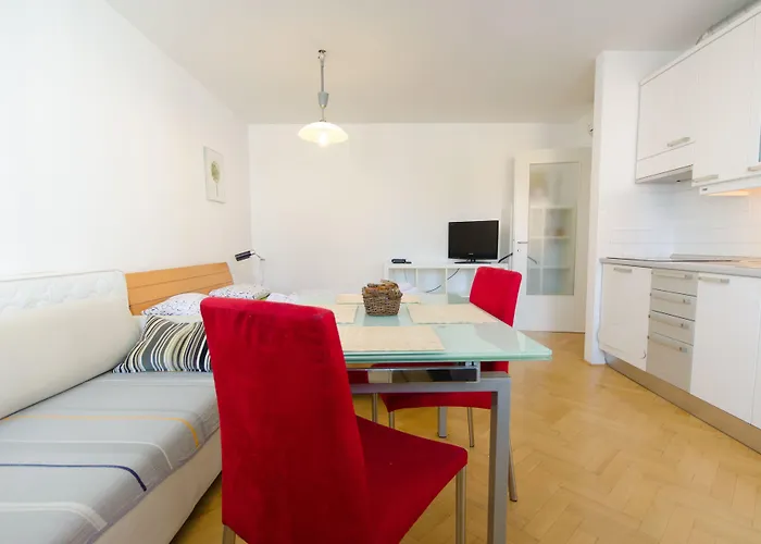 Centre With A Balcony And Free Parking 류블랴나